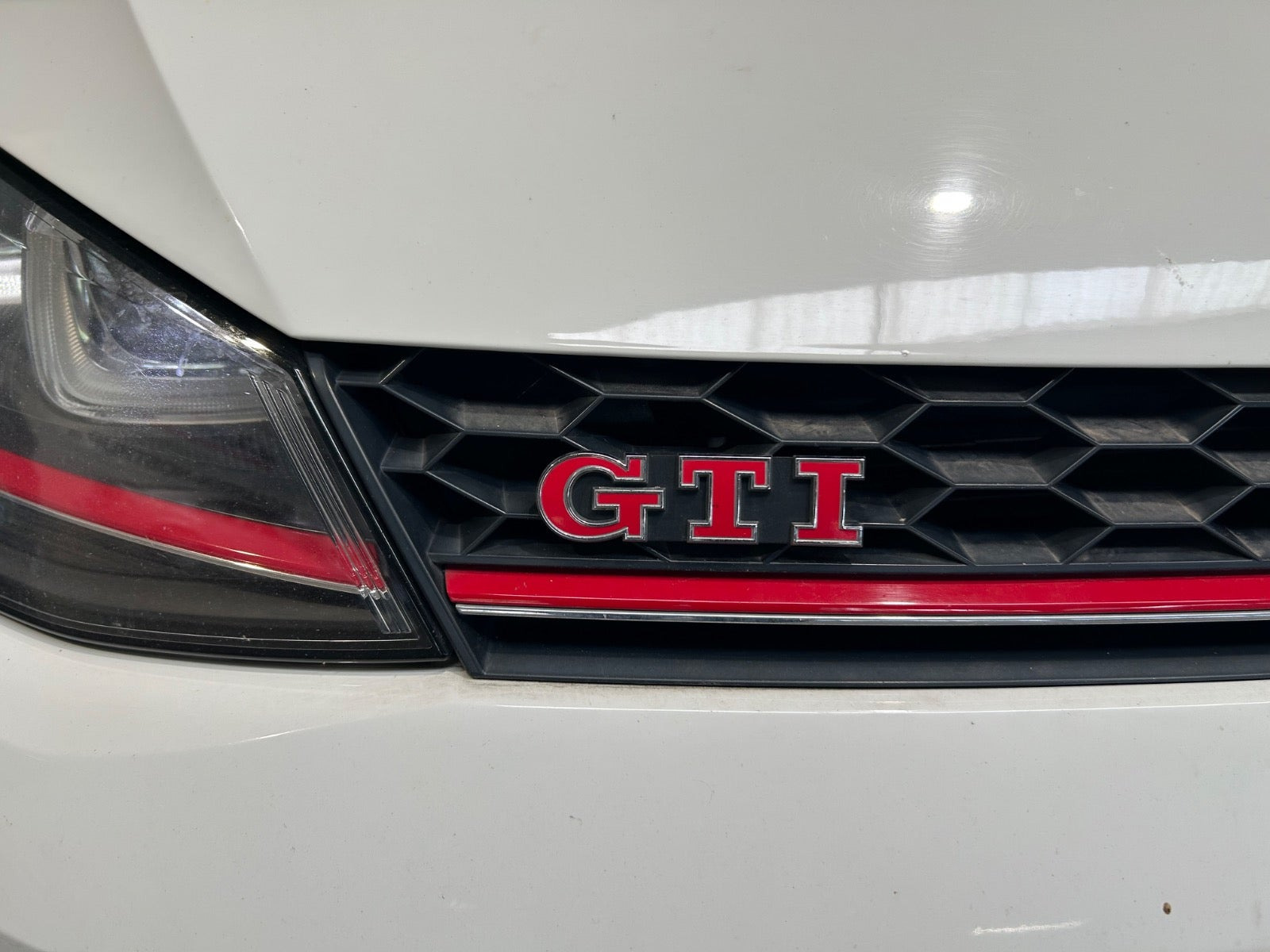 Hvid VW Golf VII fra 2016