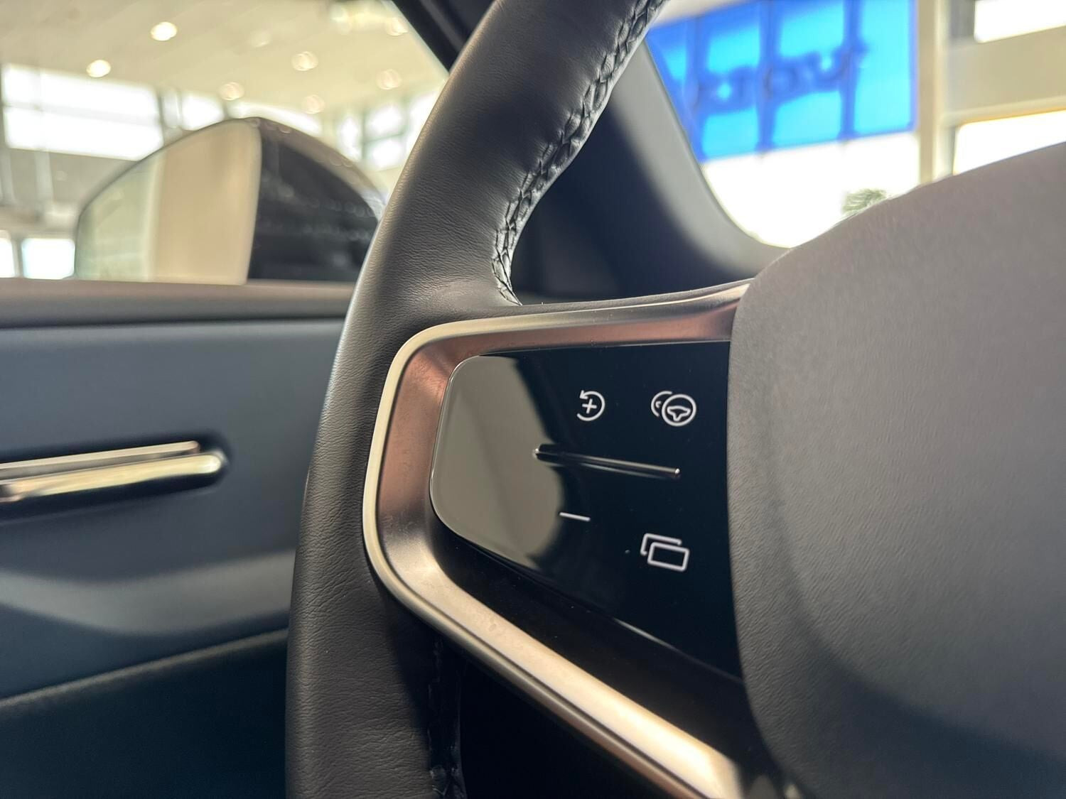 Grå Volvo EX30 fra 2024