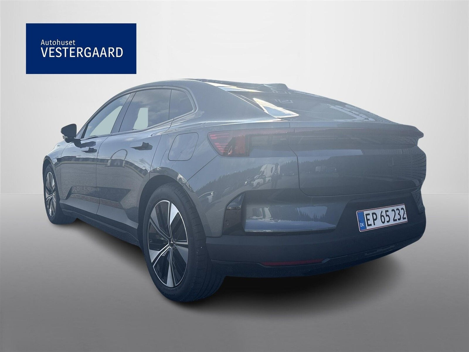 Grå Polestar 4 fra 2026