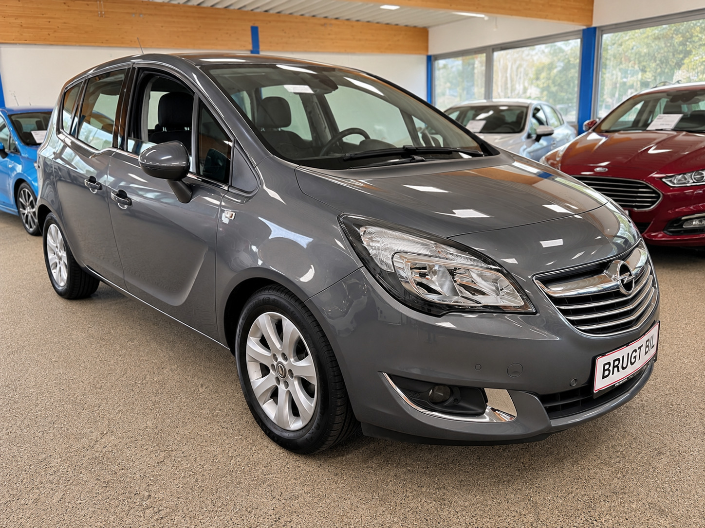 Blå Opel Meriva fra 2016