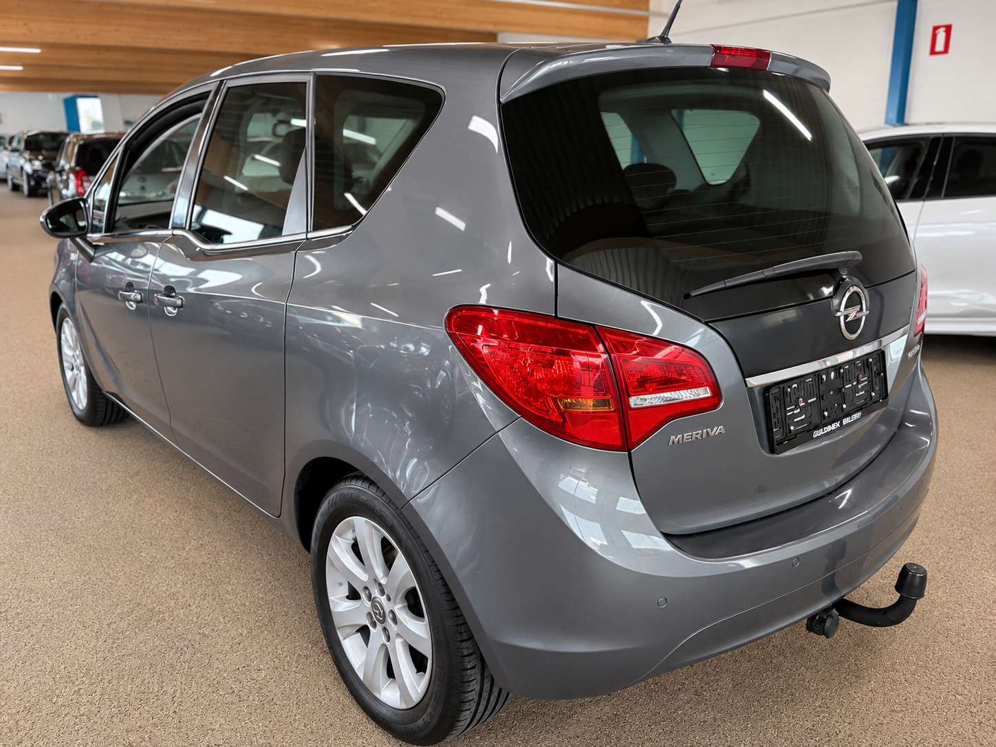 Blå Opel Meriva fra 2016