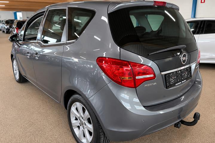 Blå Opel Meriva fra 2016