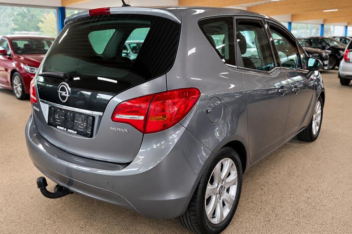 Blå Opel Meriva fra 2016