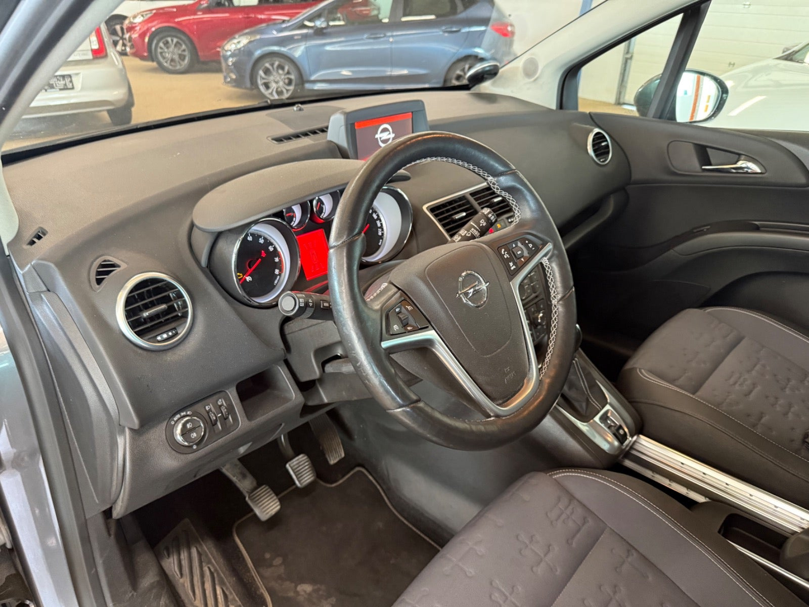 Blå Opel Meriva fra 2016