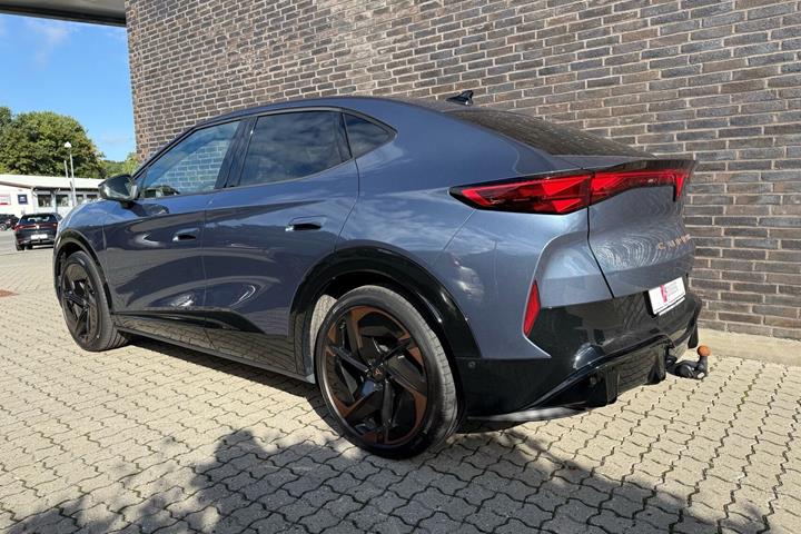 Blå Cupra Tavascan fra 2025