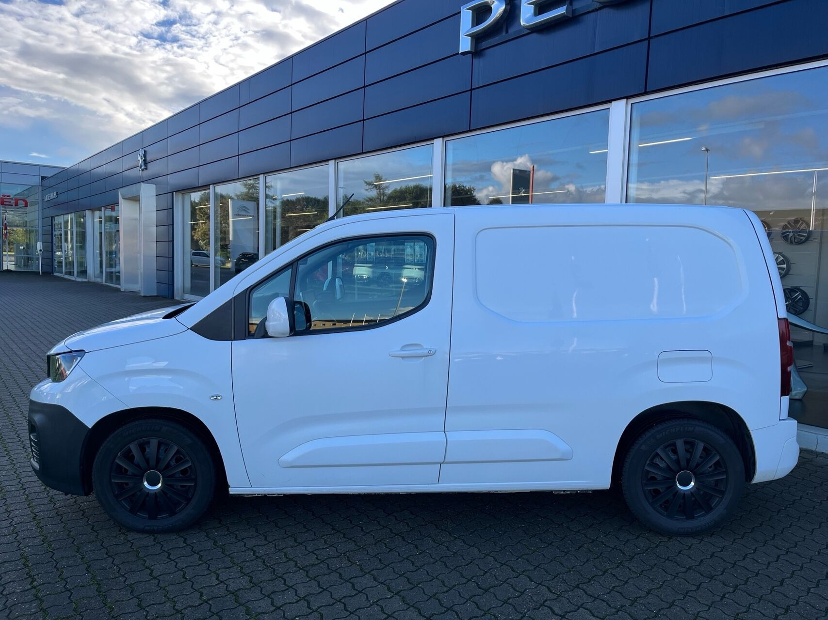 Hvid Peugeot Partner fra 2019