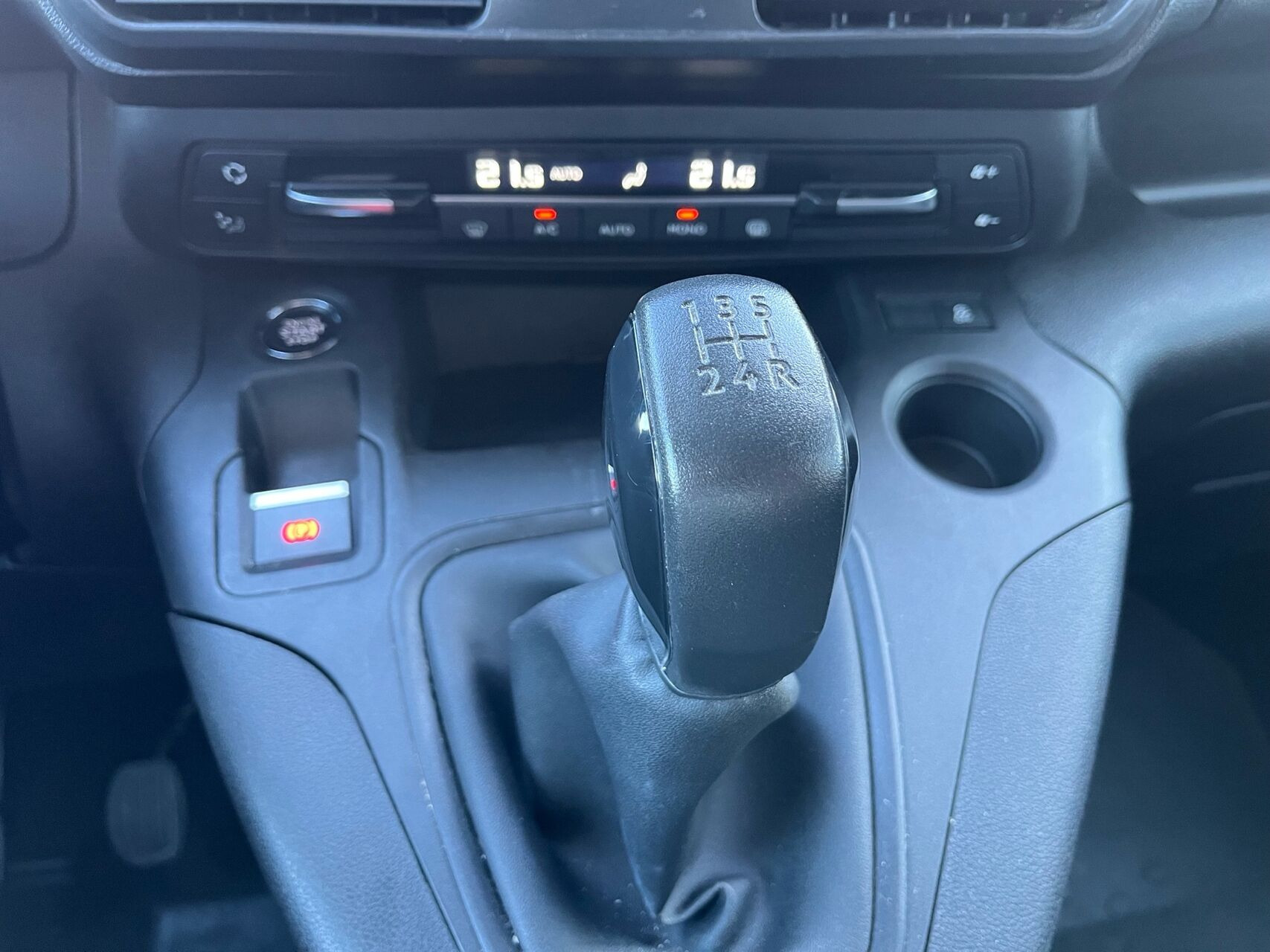 Hvid Peugeot Partner fra 2019