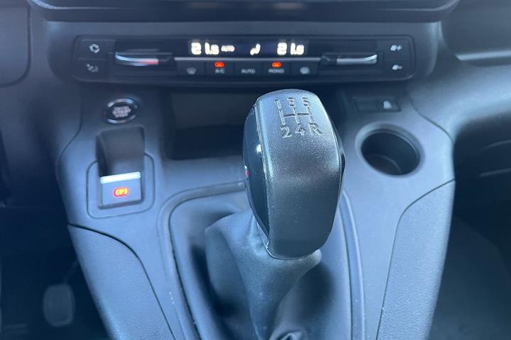 Hvid Peugeot Partner fra 2019