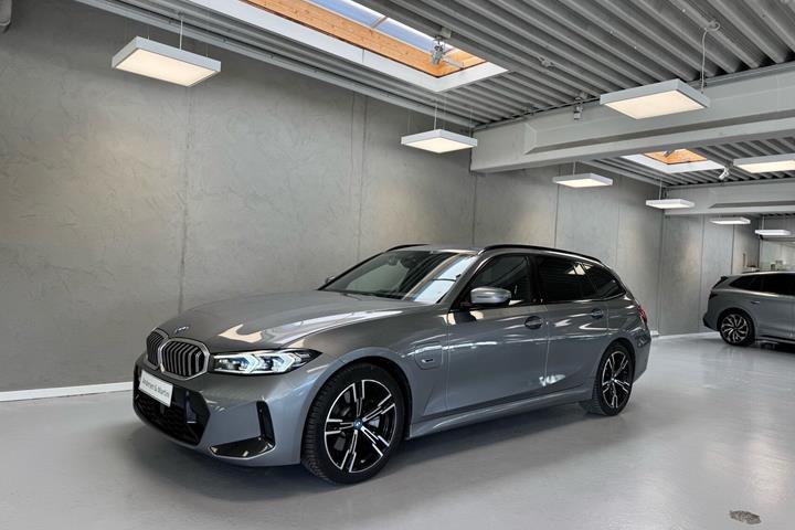 Grå BMW 330e fra 2022