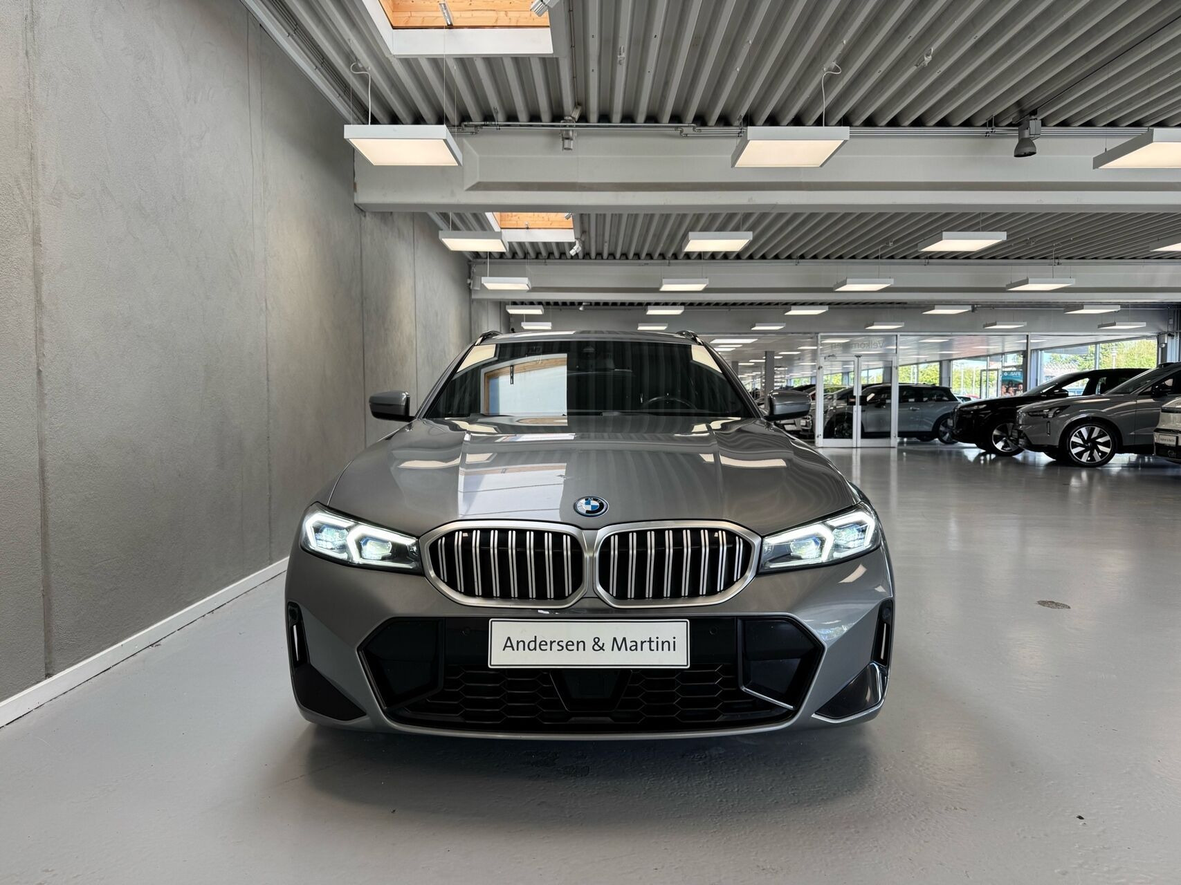 Grå BMW 330e fra 2022