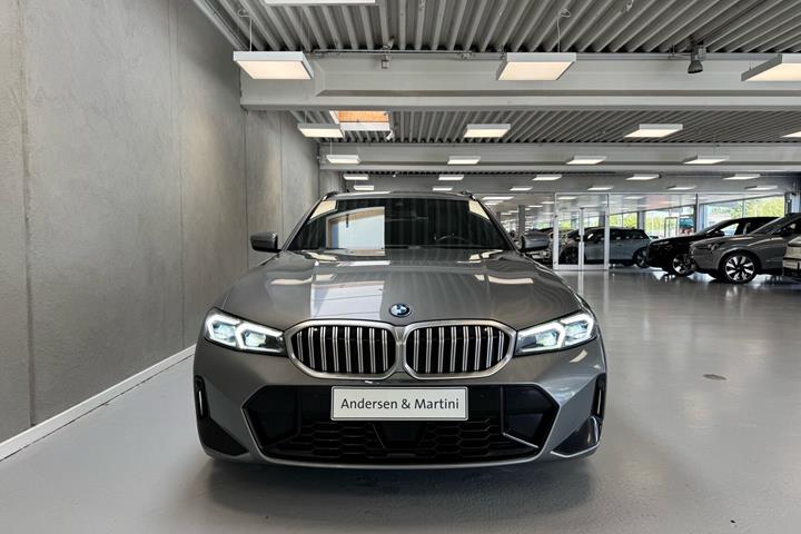 Grå BMW 330e fra 2022