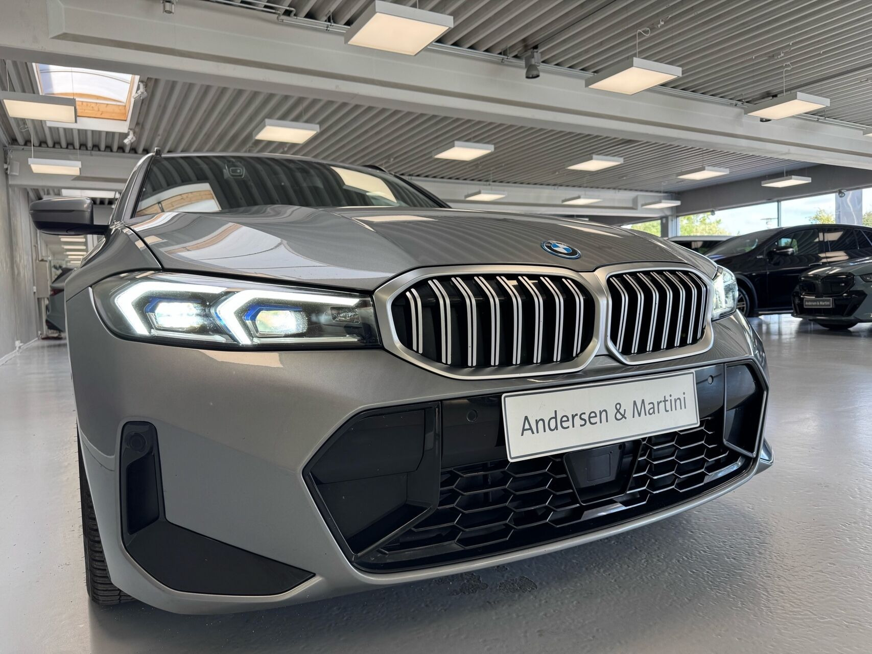 Grå BMW 330e fra 2022