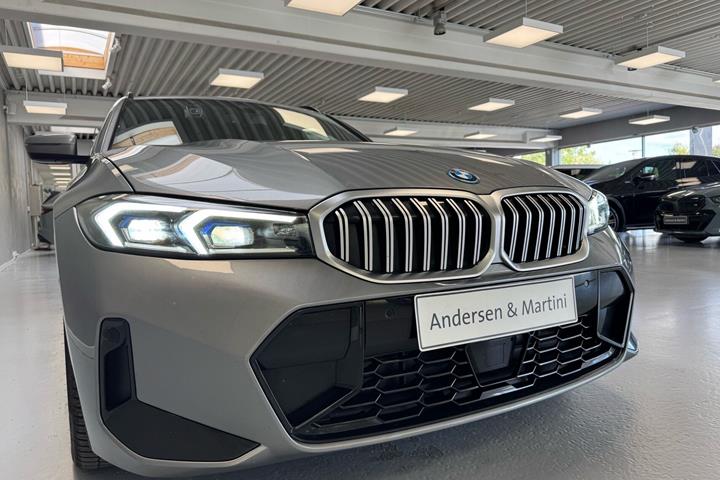Grå BMW 330e fra 2022
