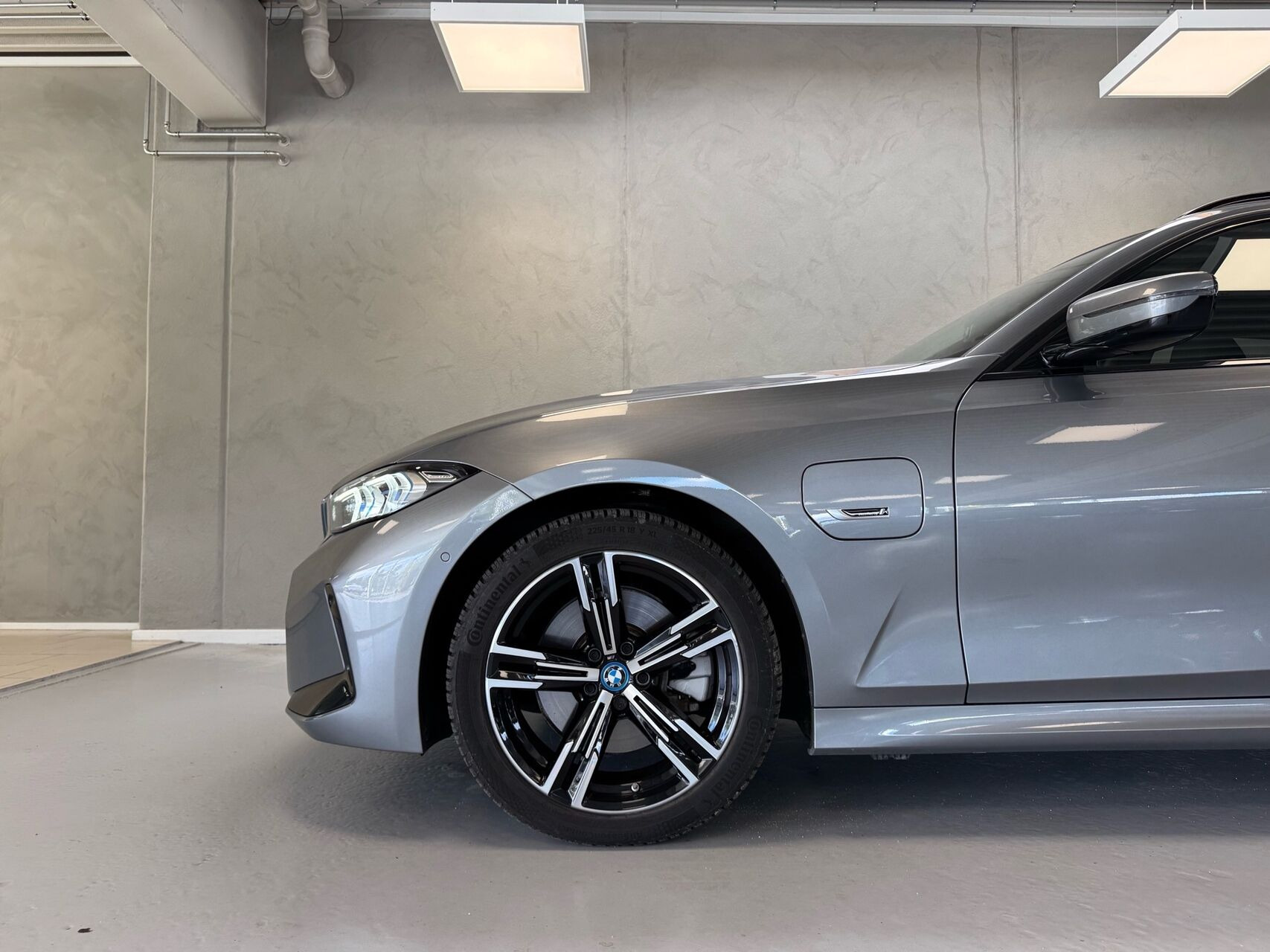 Grå BMW 330e fra 2022