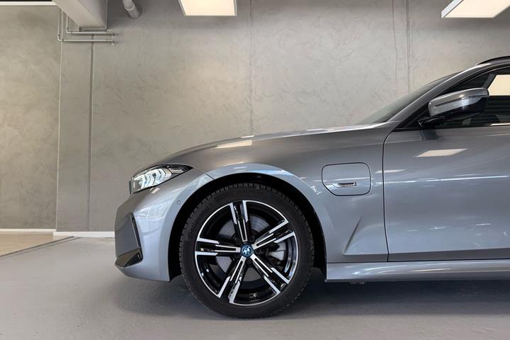 Grå BMW 330e fra 2022