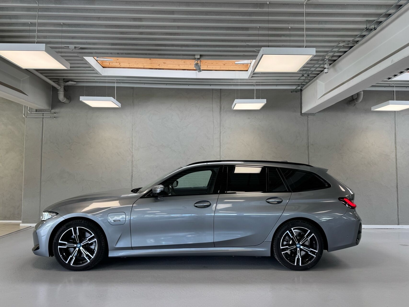 Grå BMW 330e fra 2022