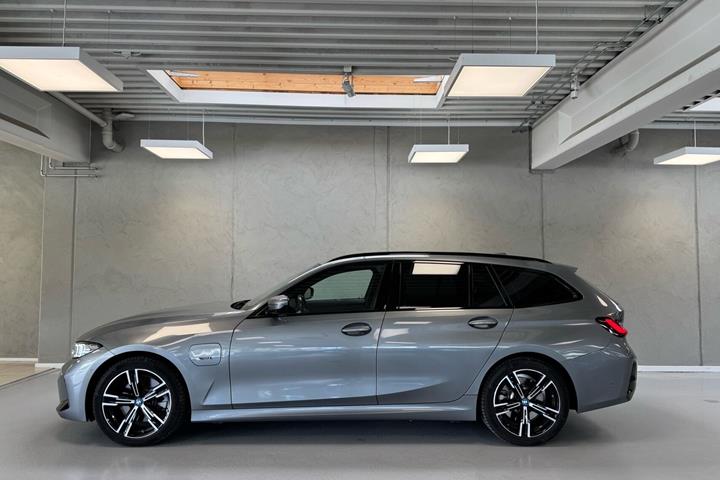 Grå BMW 330e fra 2022