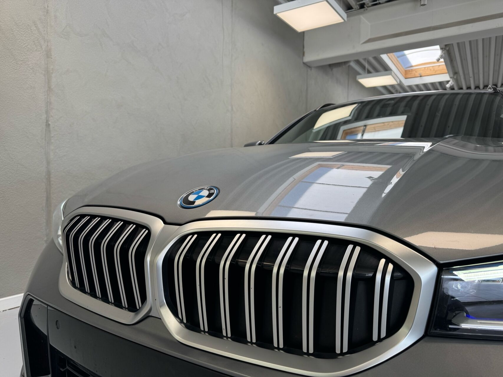 Grå BMW 330e fra 2022