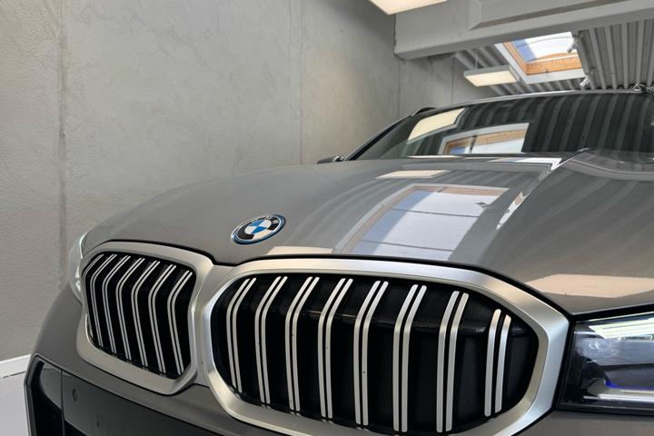 Grå BMW 330e fra 2022