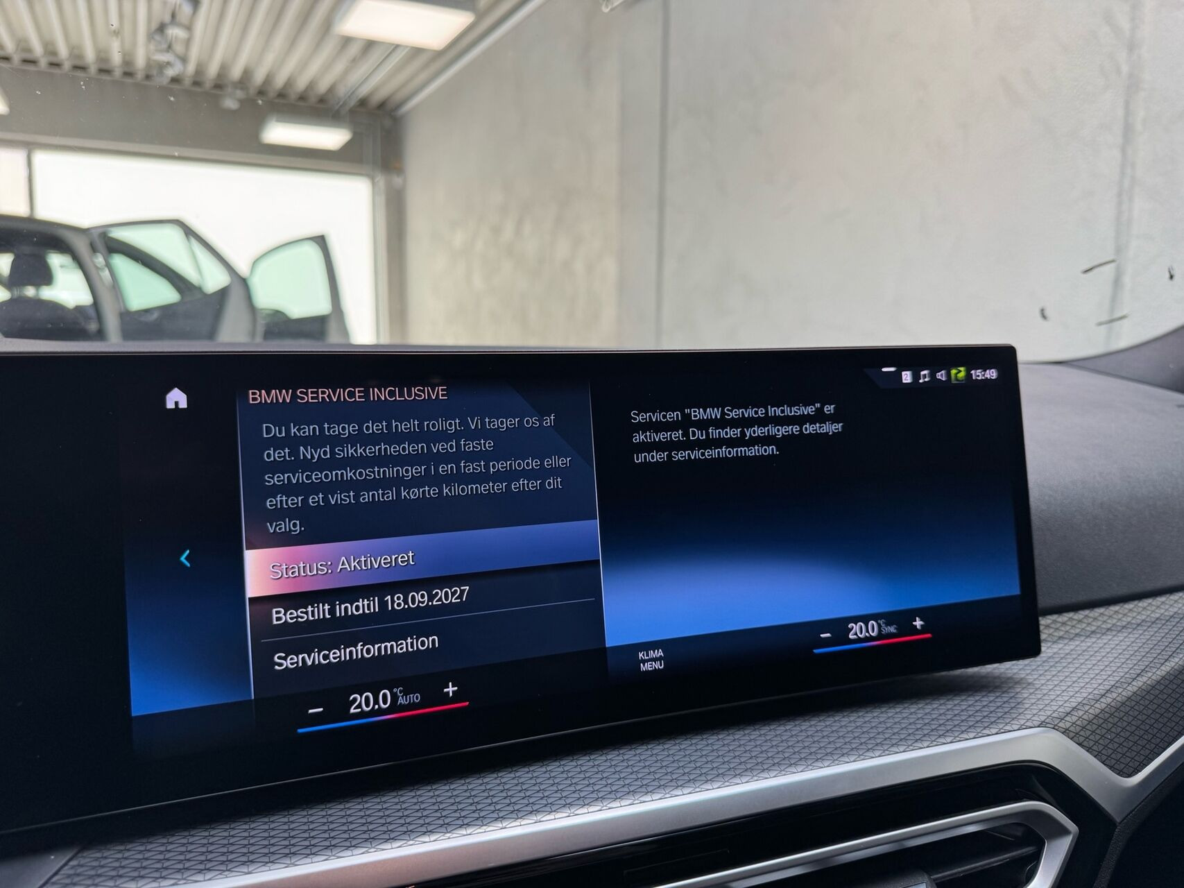 Grå BMW 330e fra 2022