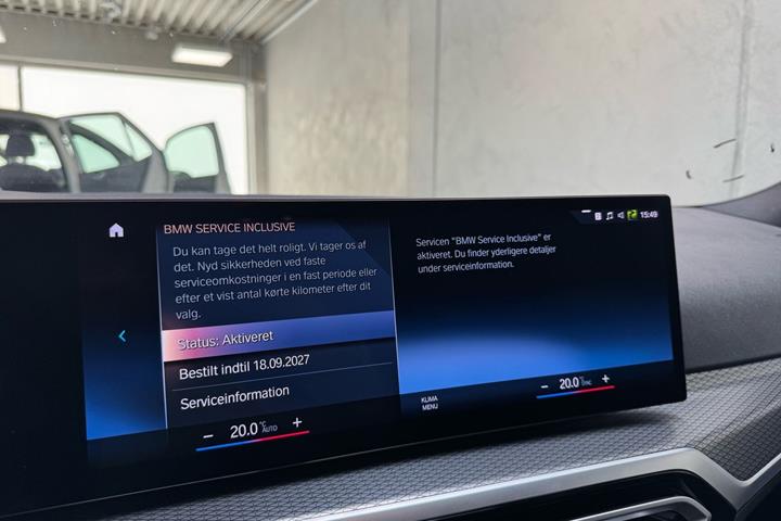 Grå BMW 330e fra 2022