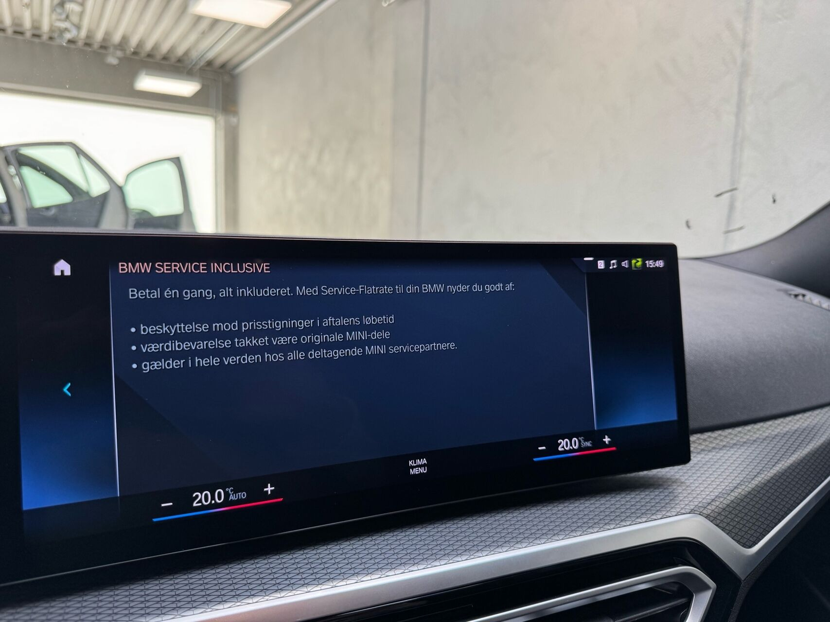 Grå BMW 330e fra 2022