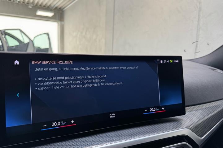 Grå BMW 330e fra 2022