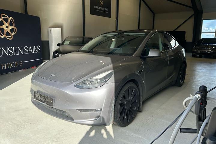 Sølv Tesla Model Y fra 2023