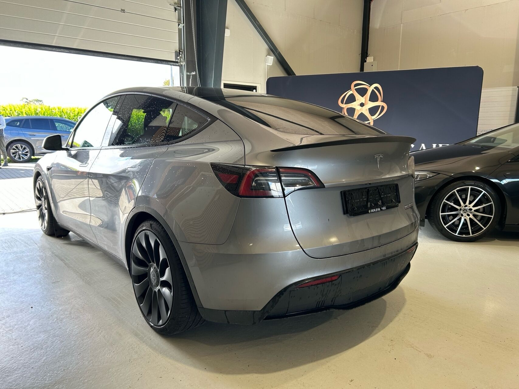 Sølv Tesla Model Y fra 2023