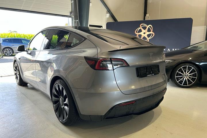 Sølv Tesla Model Y fra 2023