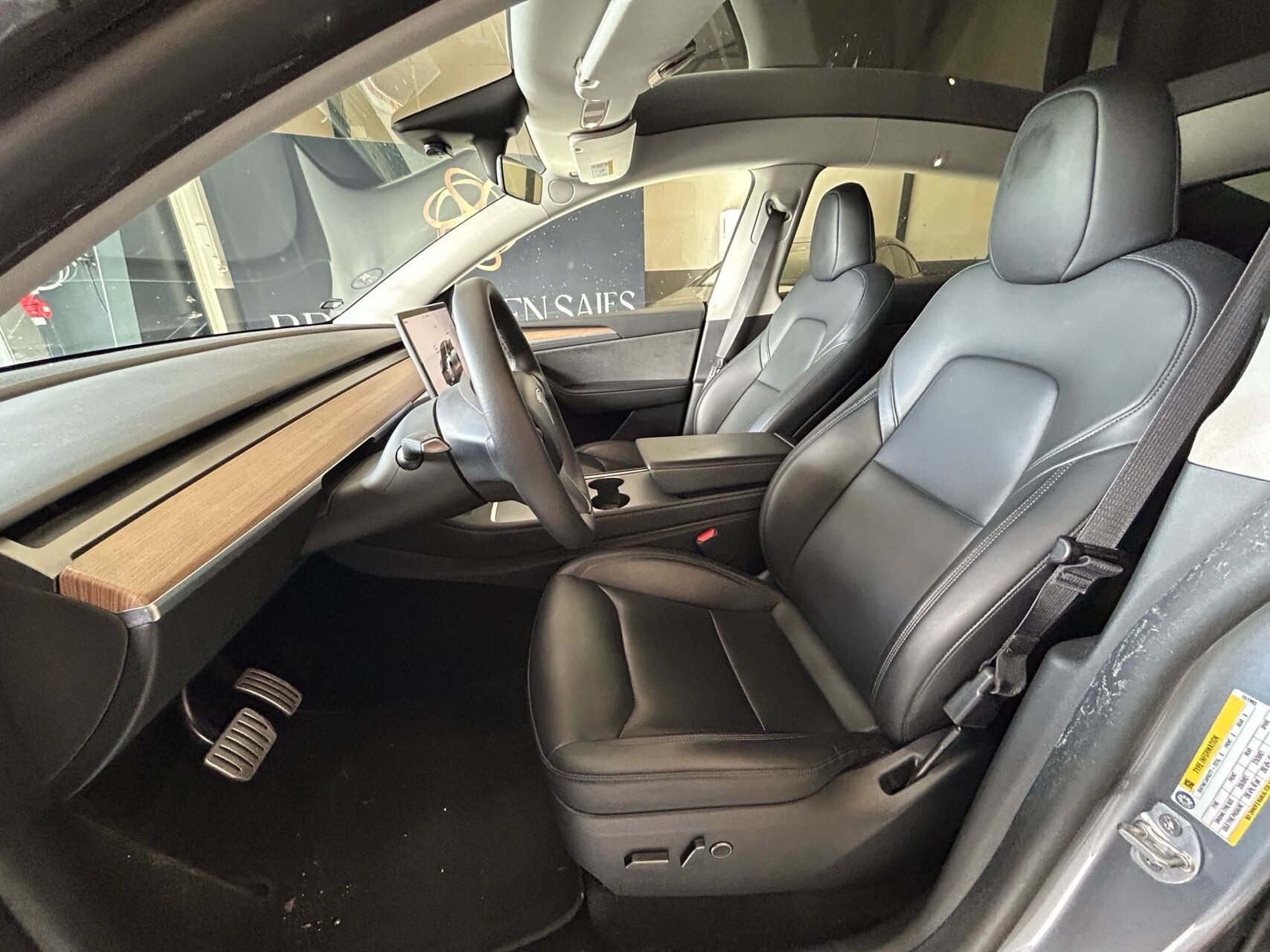Sølv Tesla Model Y fra 2023