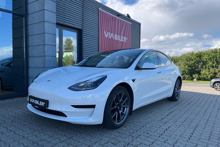 Hvid Tesla Model 3 fra 2023