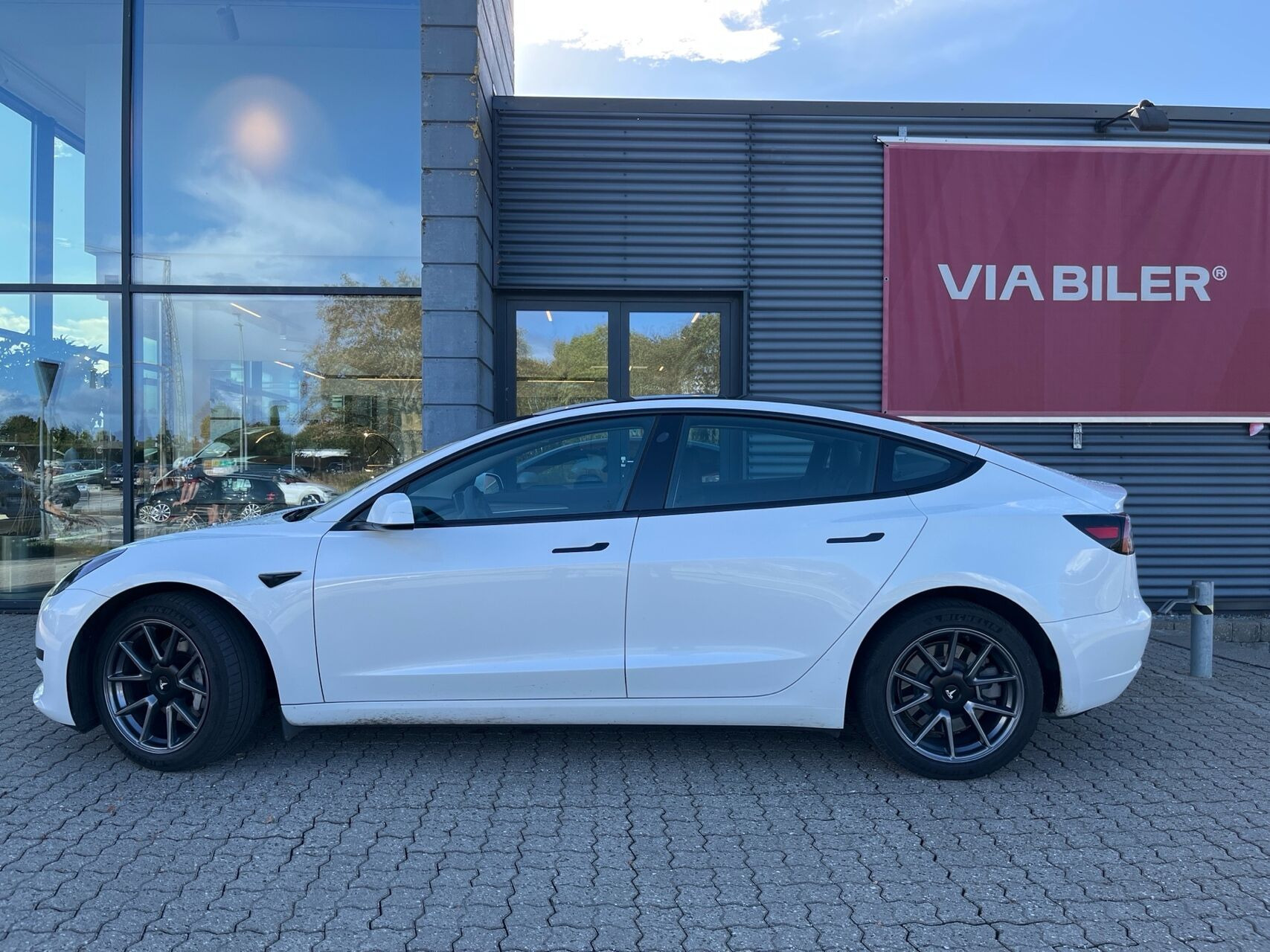Hvid Tesla Model 3 fra 2023
