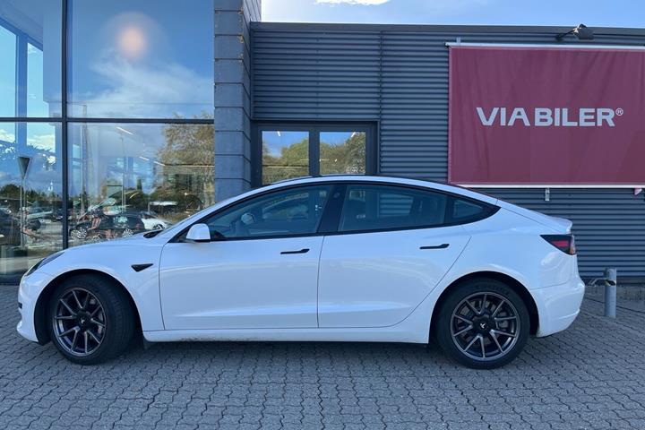 Hvid Tesla Model 3 fra 2023