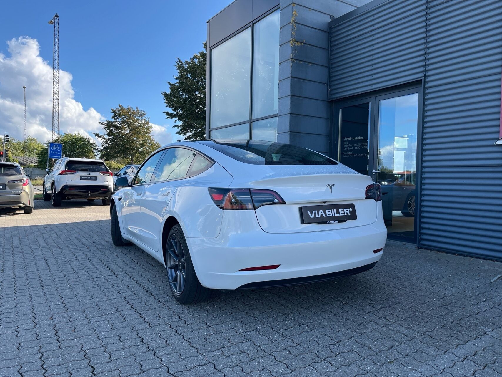 Hvid Tesla Model 3 fra 2023