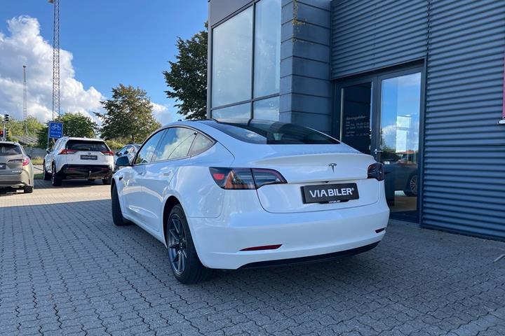 Hvid Tesla Model 3 fra 2023