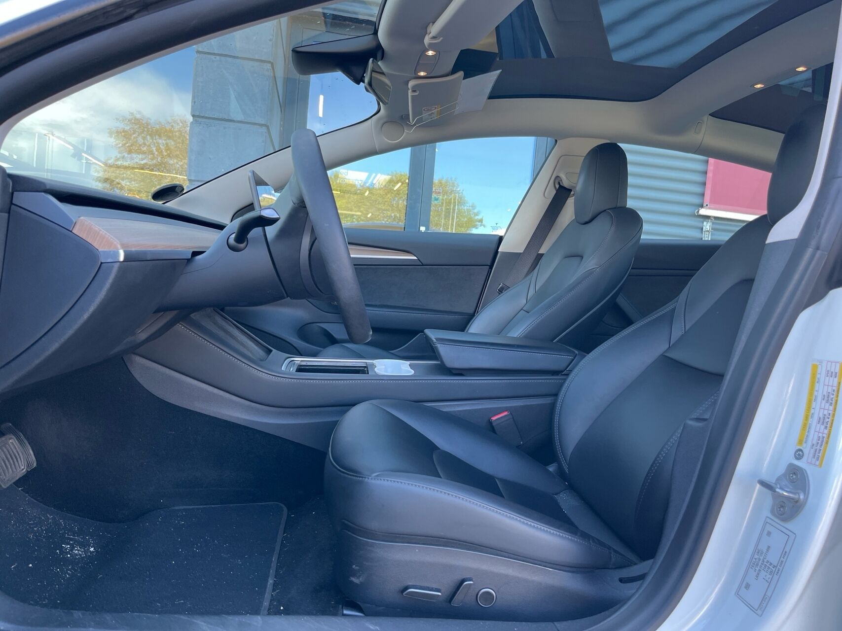 Hvid Tesla Model 3 fra 2023