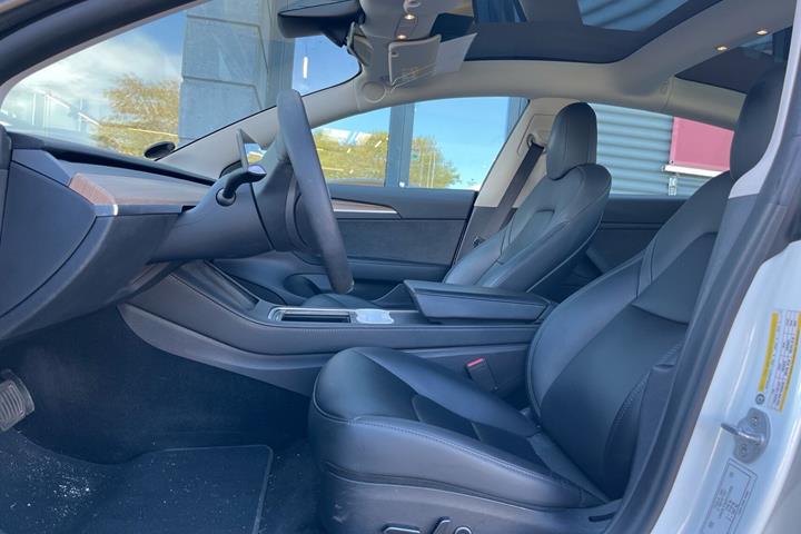 Hvid Tesla Model 3 fra 2023
