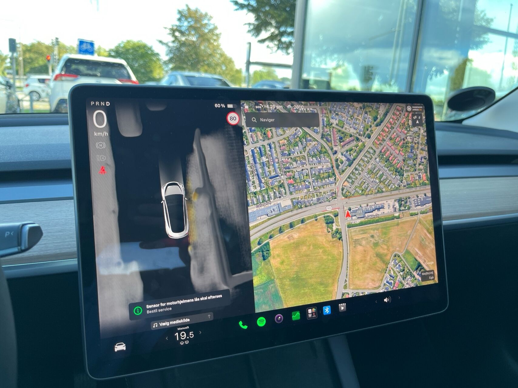 Hvid Tesla Model 3 fra 2023