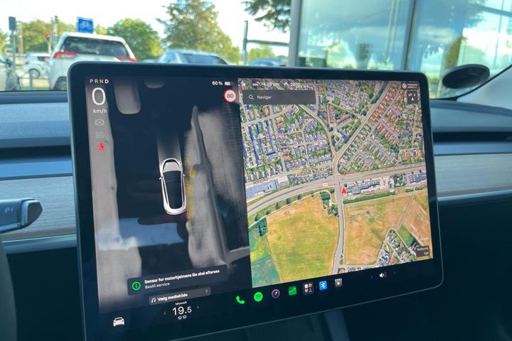 Hvid Tesla Model 3 fra 2023
