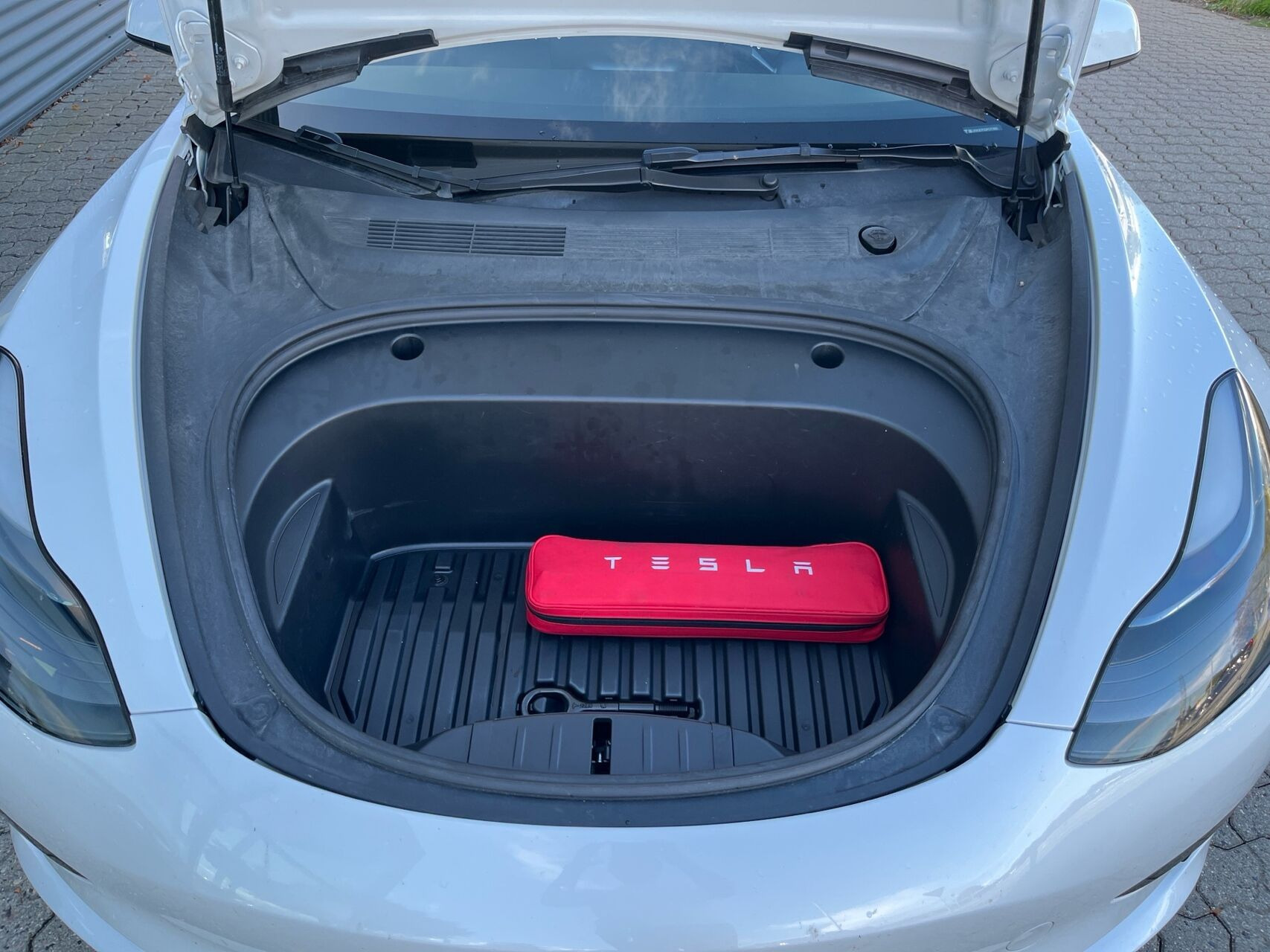 Hvid Tesla Model 3 fra 2023
