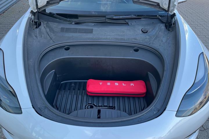 Hvid Tesla Model 3 fra 2023