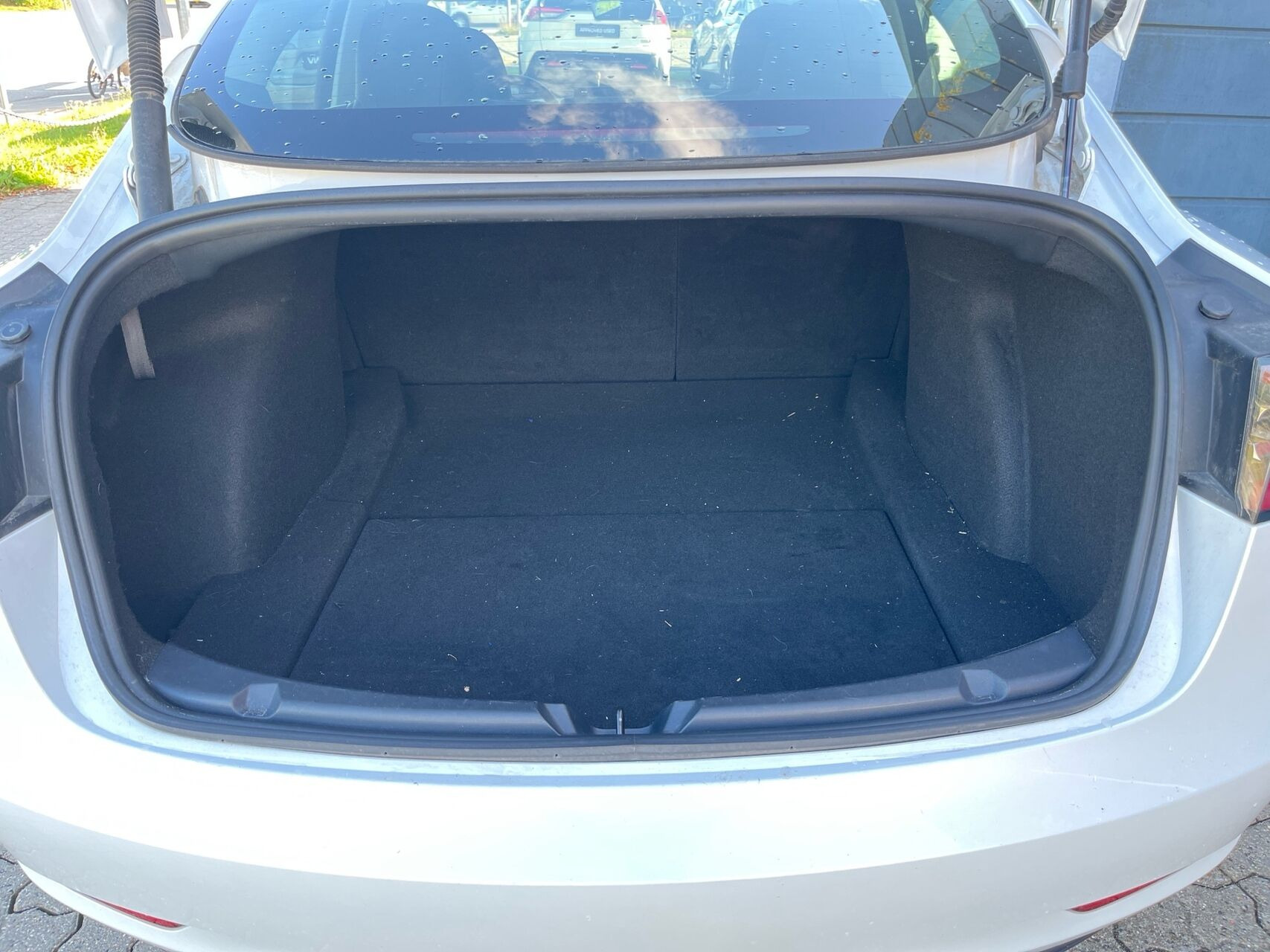 Hvid Tesla Model 3 fra 2023