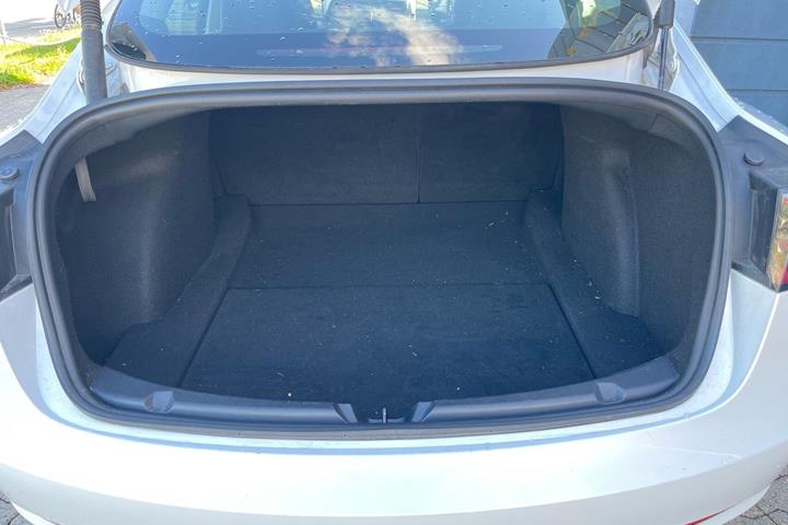 Hvid Tesla Model 3 fra 2023