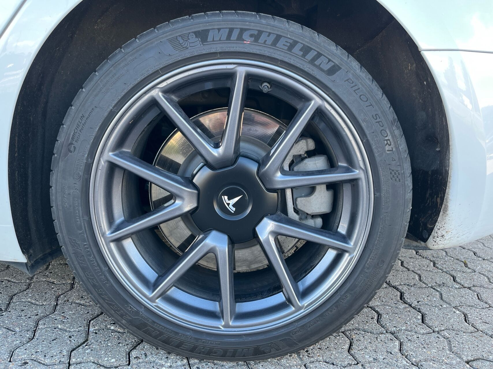 Hvid Tesla Model 3 fra 2023
