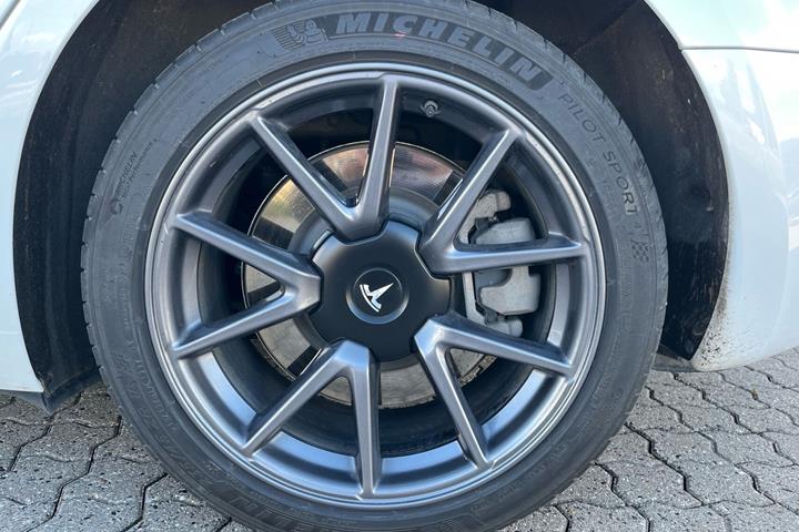 Hvid Tesla Model 3 fra 2023