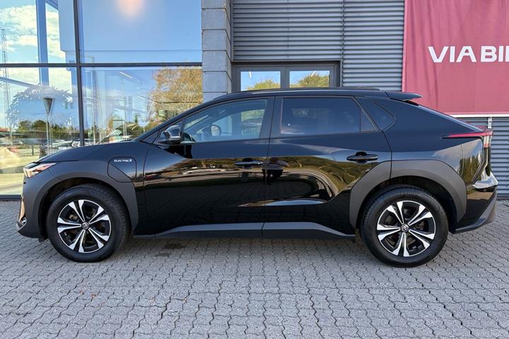 Sort Toyota BZ4X fra 2023