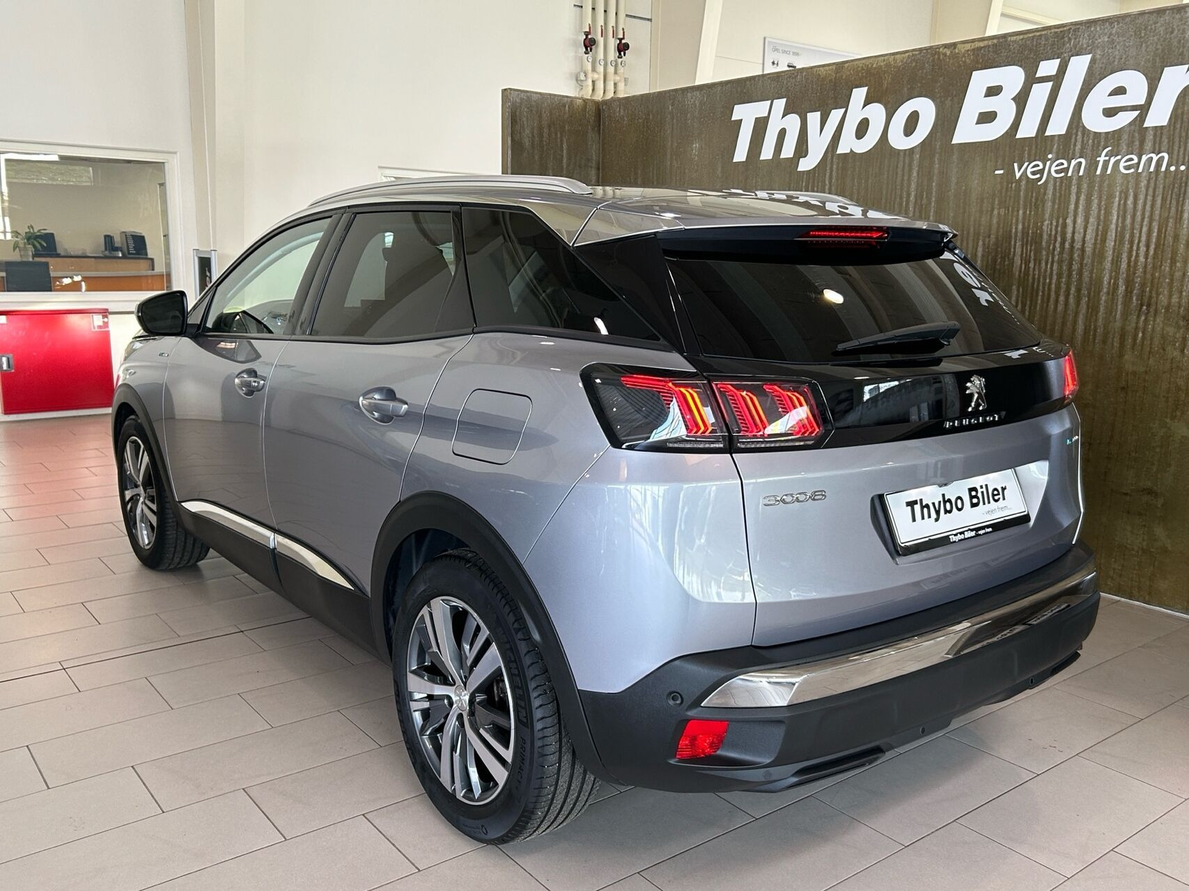 Grå Peugeot 3008 fra 2021