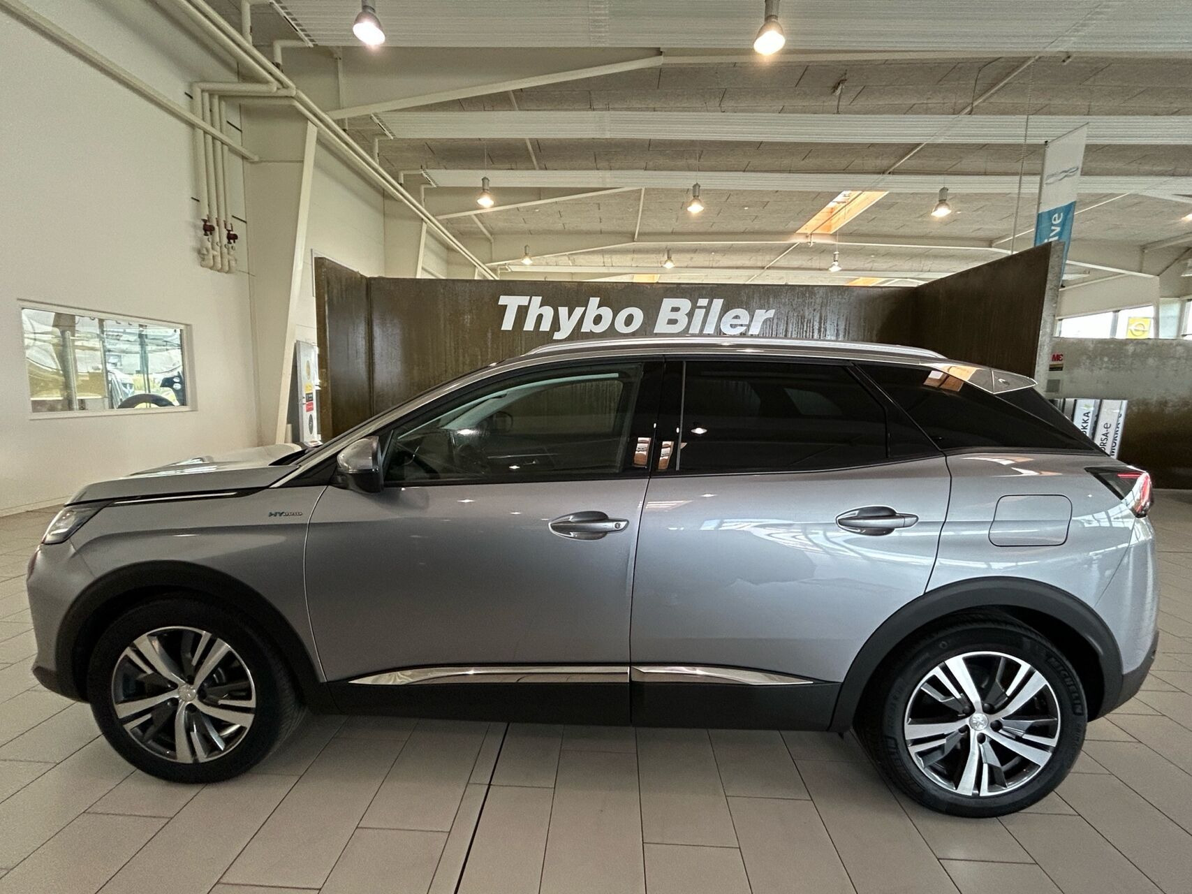 Grå Peugeot 3008 fra 2021