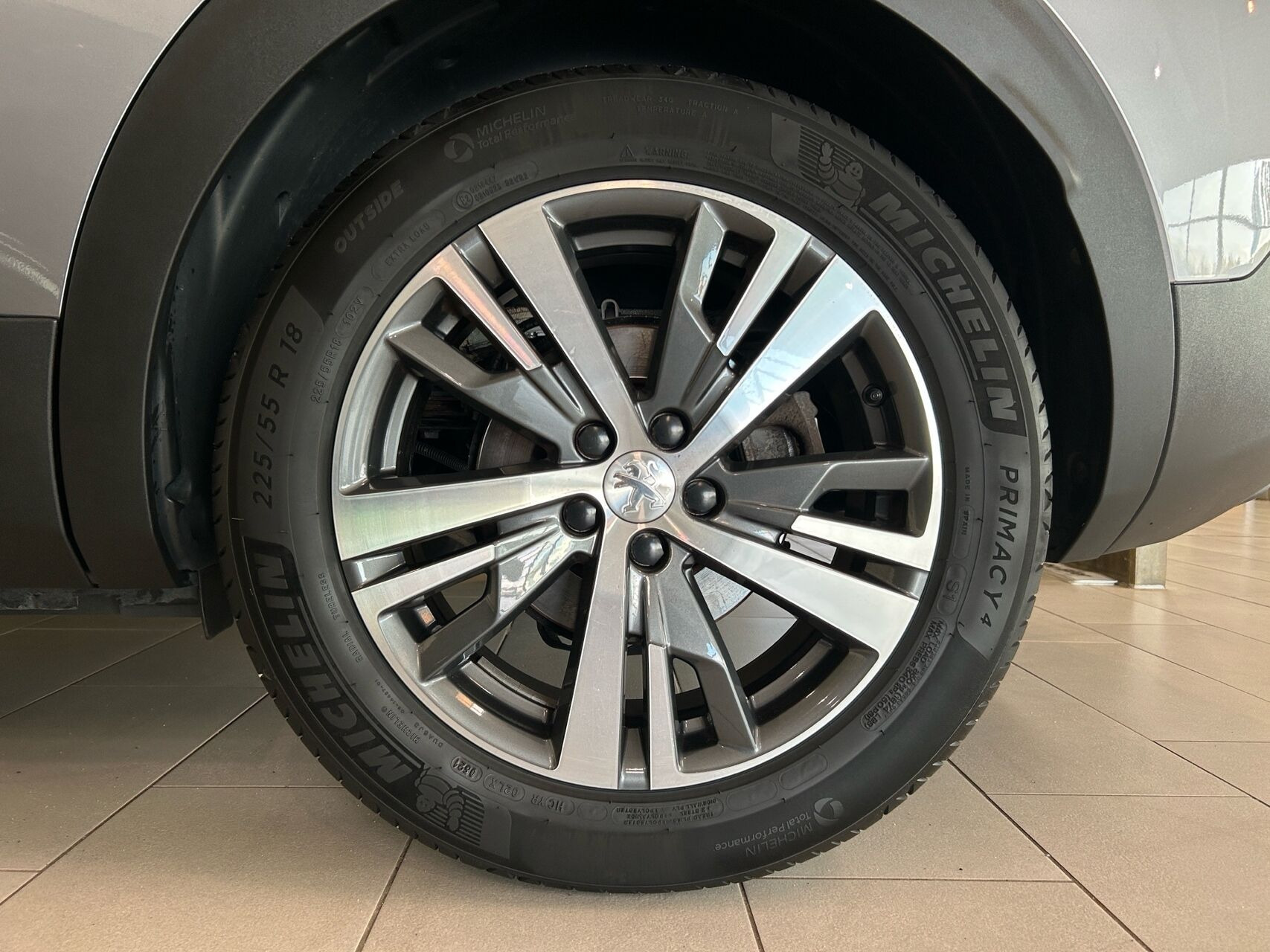 Grå Peugeot 3008 fra 2021